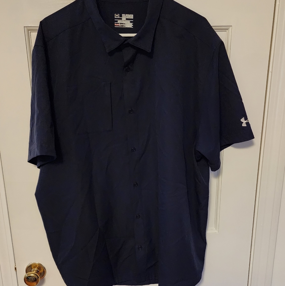 Navy men's UA short sleeve shirt